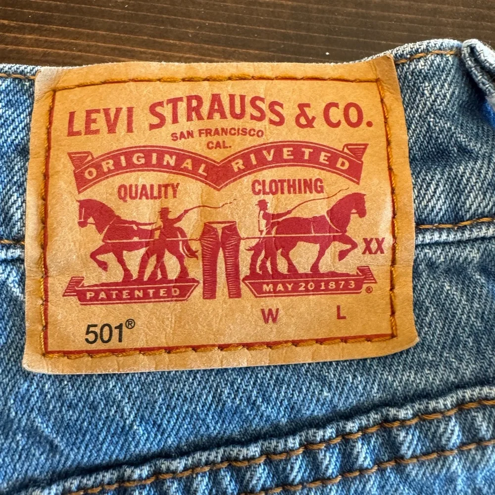 Levi's 501 Premium Medium Blue Distressed Frayed Hem Denim‎ Shorts 32” Waist